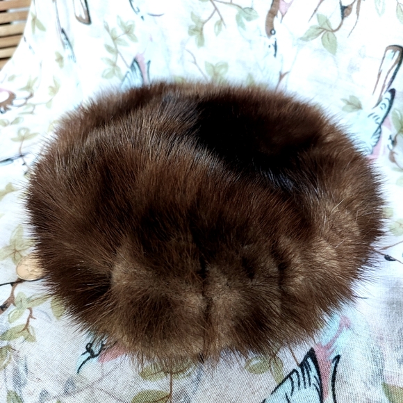 Vintage Marshall Field's Brown Fur Beret Hat Excellent Condition Hair Combs - Picture 3 of 5